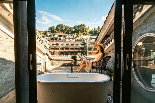 Fenghuang Apartment | 云桥自在江景民宿