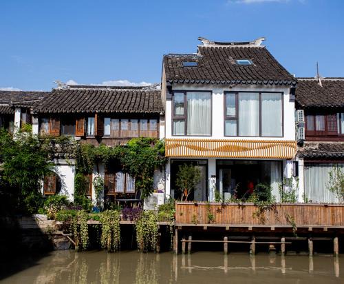 Tongli Bed & Breakfast | 同里泊·晓烟河景民宿