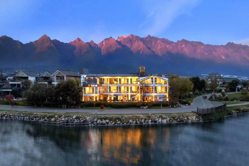 Dali Hotel | 大理传家合院海景民宿三圣岛店