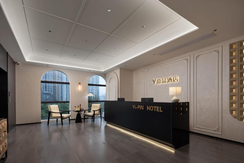 Chenghua Hotel | 成都东站西广场壹品酒店