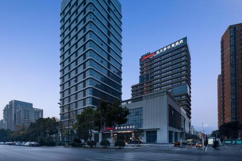 Jiangxia District Hotel | 武汉华师园北路希尔顿欢朋酒店