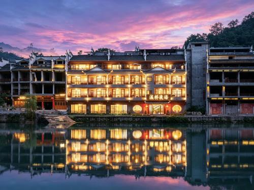Fenghuang Bed & Breakfast | 溪桥夜语江景民宿