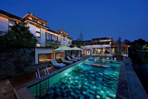 Yi County Hotel | 黟县无名初黑多白少酒店