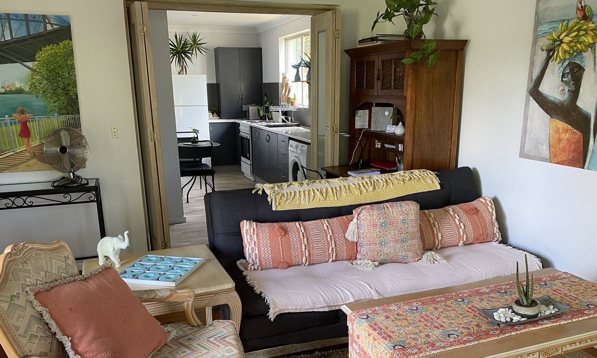 Mona Vale House | 1 bedroom guest house with a lovely living space inside and out!