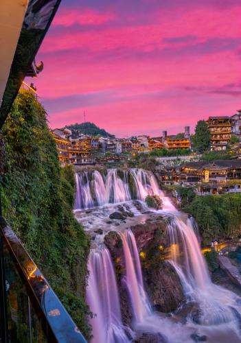 Xiangxi Hotel | 12C River View Homestay Overlooks the Panoramic Light Show of Furong Town