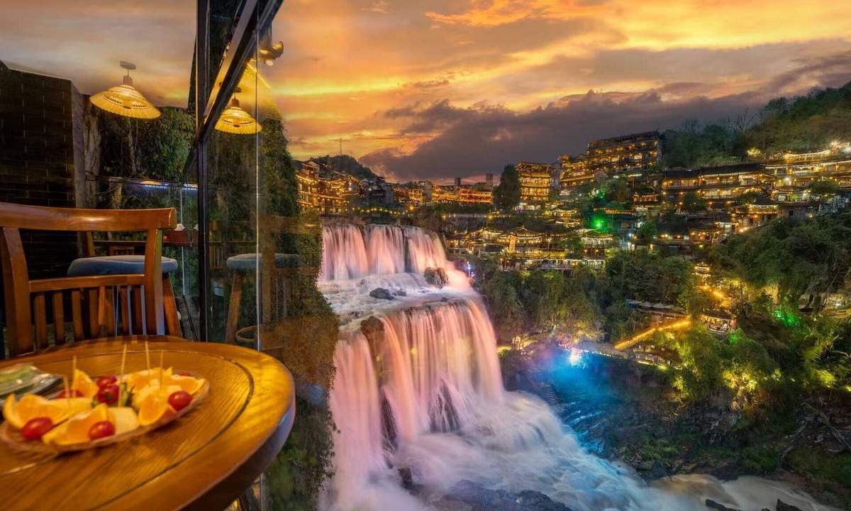 Xiangxi Hotel | 12C Waterfall Stay Furong Main Falls