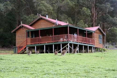 North Walpole Ski Chalet | #2 Walpole Wilderness Resort chalet. Spa + forest.