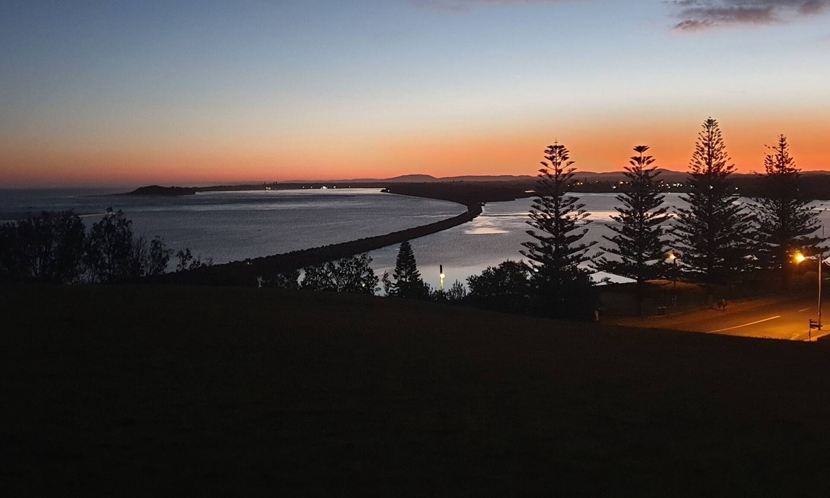 Harrington House | 24/7 a renovated 3 bedroom holiday home facing the peaceful Manning River
