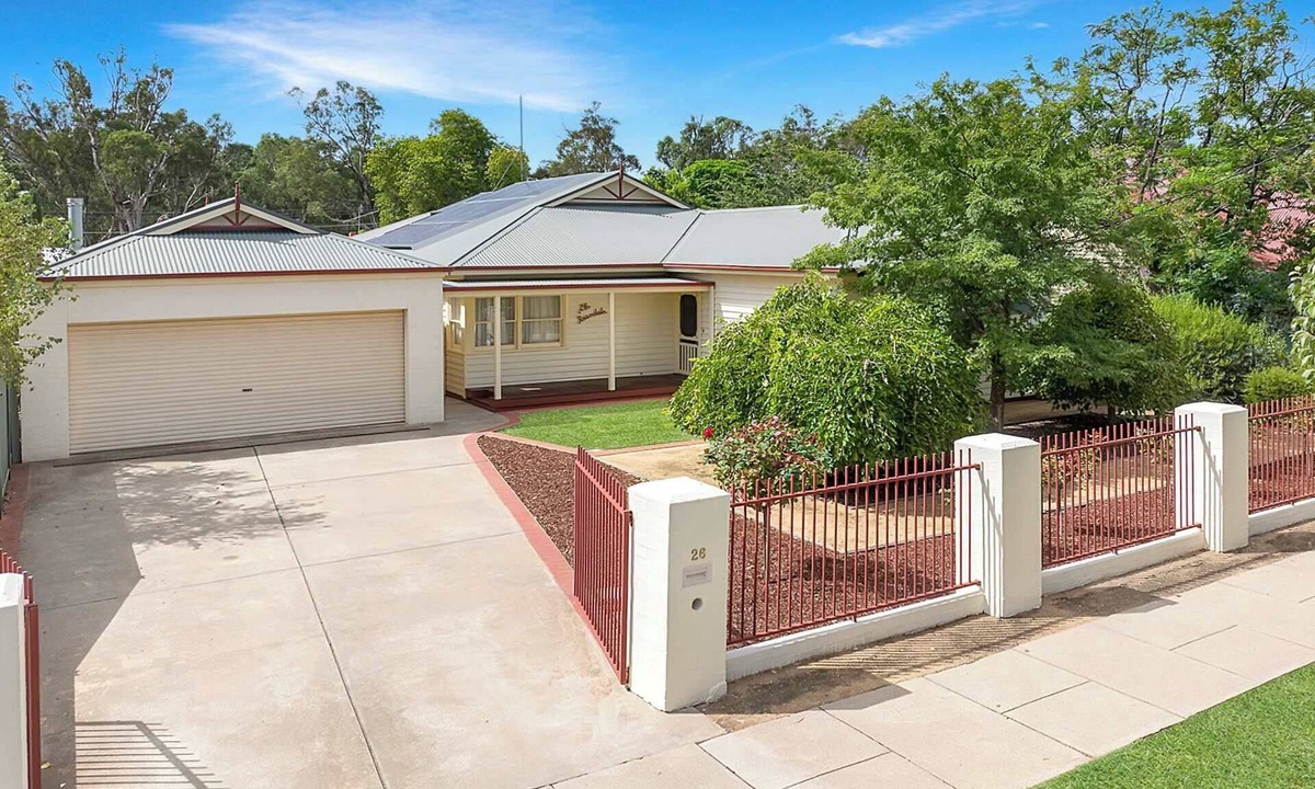 Echuca House | 26 Dickson St - character home in the heart of Echuca