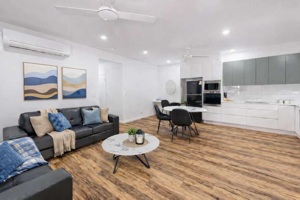 Hermit Park Apartment | 2BR 2BA Windsor Charm Townsville