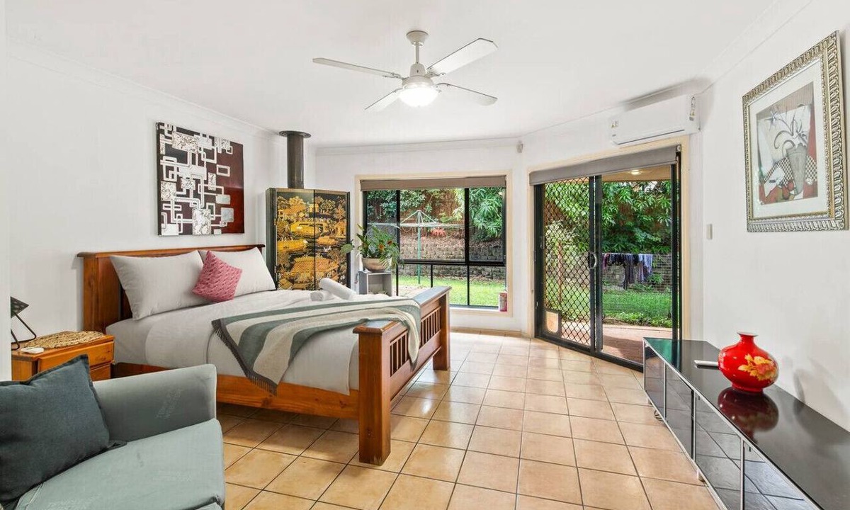 Daisy Hill House | 2BR Oasis w/Shared Pool | Daisy Hill Escape