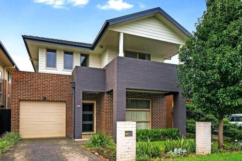 Penrith Villa | 5 Bedroom Group Accommodation Penrith CBD Sleeps 12 Near Hospital Stadium