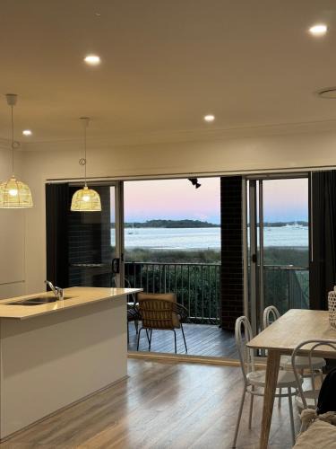 Taren Point House | 8-Person Waterfront Beach House Stunning Views