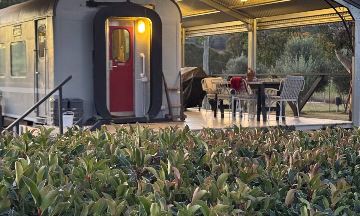 Perthville House | A unique sleeper train carriage near Bathurst that's off the rails!n