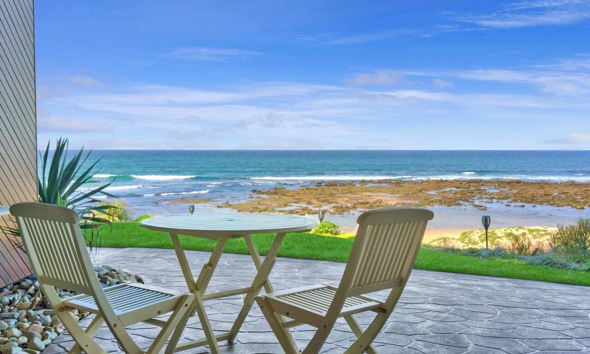 Blue Bay Apartment | Absolute Beachfront | Ocean Views & Spa Bath