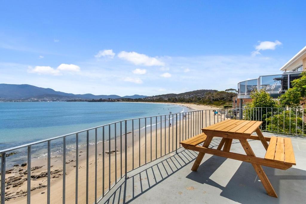 Howrah House | Absolute Waterfront Only 15 minutes From Hobart