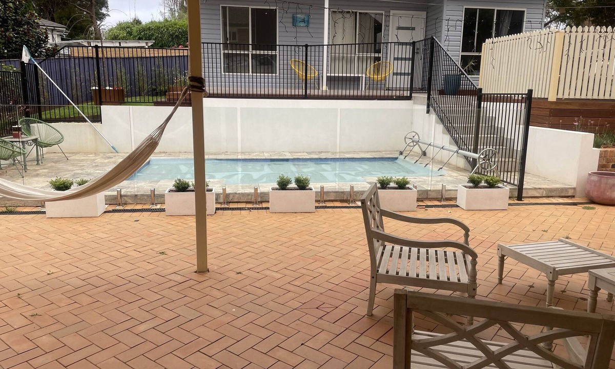Kings Langley Cottage | Adorable 2bdrm guesthouse with pool access - No smoking