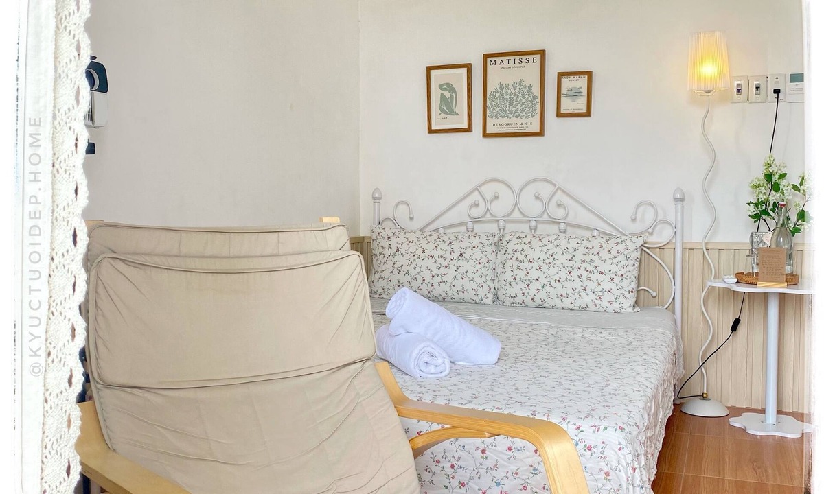 Hue House | Airy, Quiet with Balcony, Netflix Projector; 5 minutes walk to Hue Imperial City