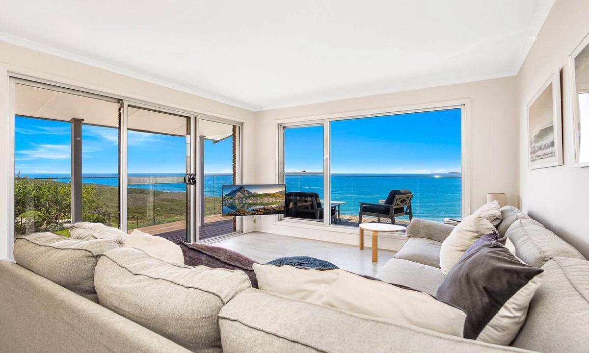 Killcare Heights House | Amazing 180 Degree Views by HolidayCo.