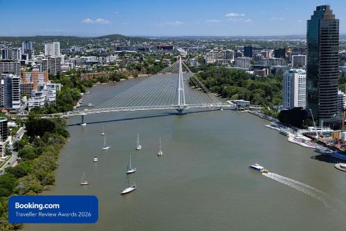 Brisbane Central Business District Apartment | Amazing River View - 3 Bedroom Apartment - Brisbane CBD - Netflix - Fast Wifi - Carpark