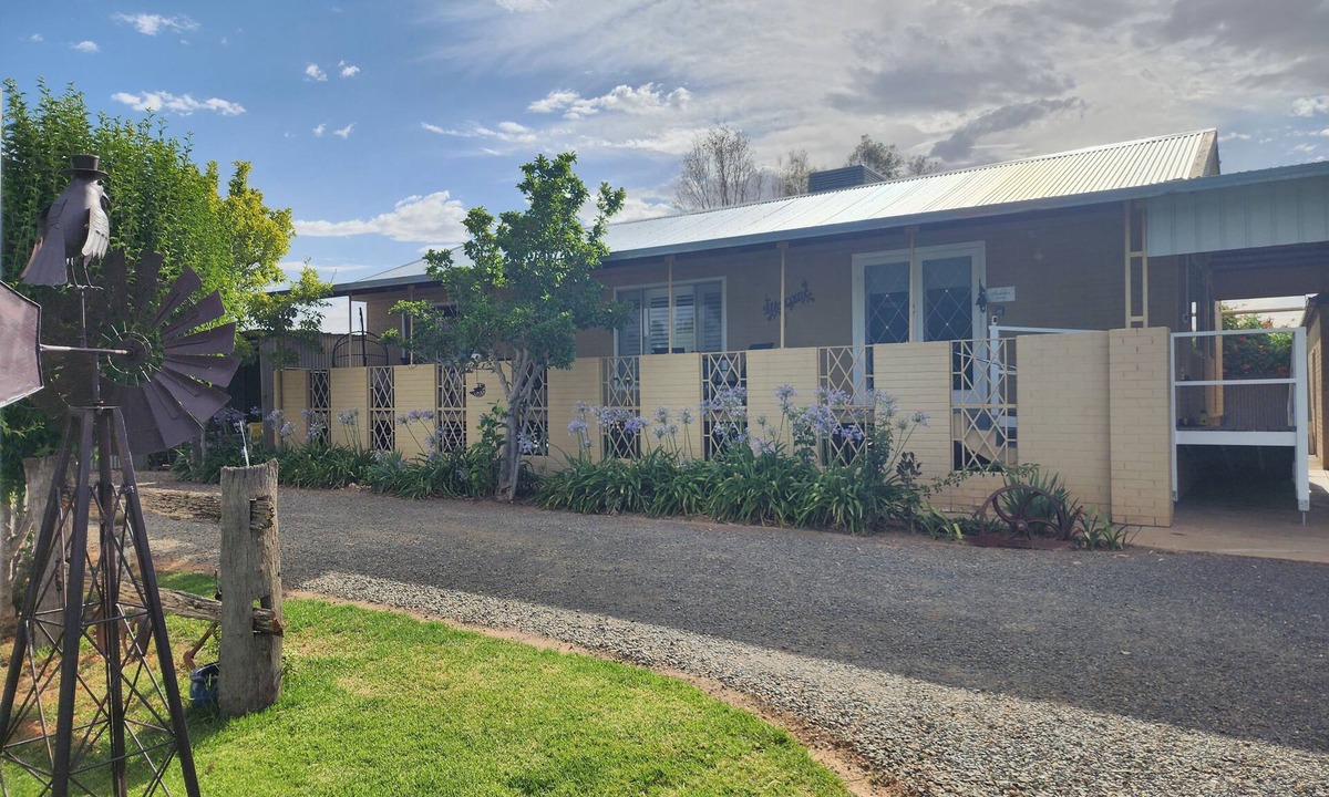 North Wagga Wagga House | Anderlon House Plenty of off road parking for cars, trailers, workutes & c'vans