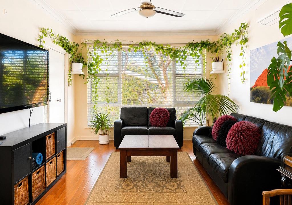 South Fremantle House | Artistic Parkside Retreat w Deck
