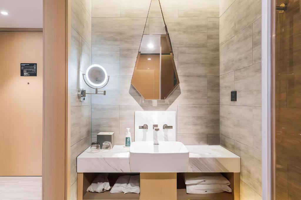 Shuangliu District Hotel | Atour Hotel Chengdu Huayang Metro Station