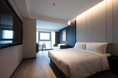 Nanchang Hotel | Atour Hotel Nanchang Honggu Beach Greenland Central Park