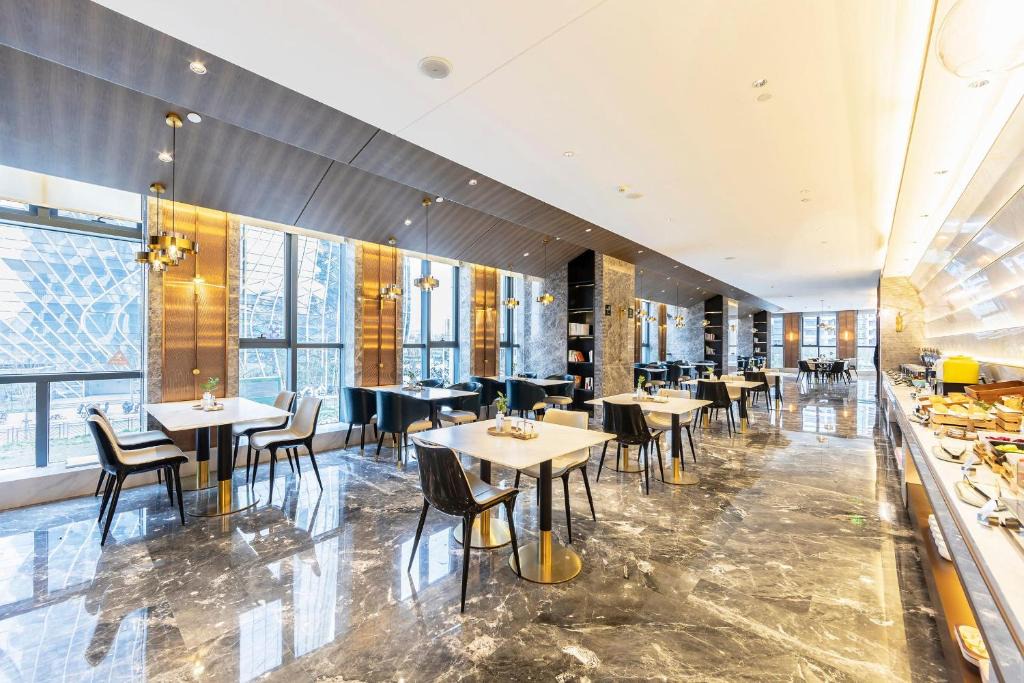 Jinshui District Hotel | Atour Hotel Zhengzhou East Station Longzi Lake