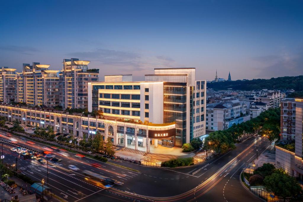 Downtown Hangzhou Hotel | Atour X Hotel Hangzhou West Lake Lakeside Ding'an Road Subway Station