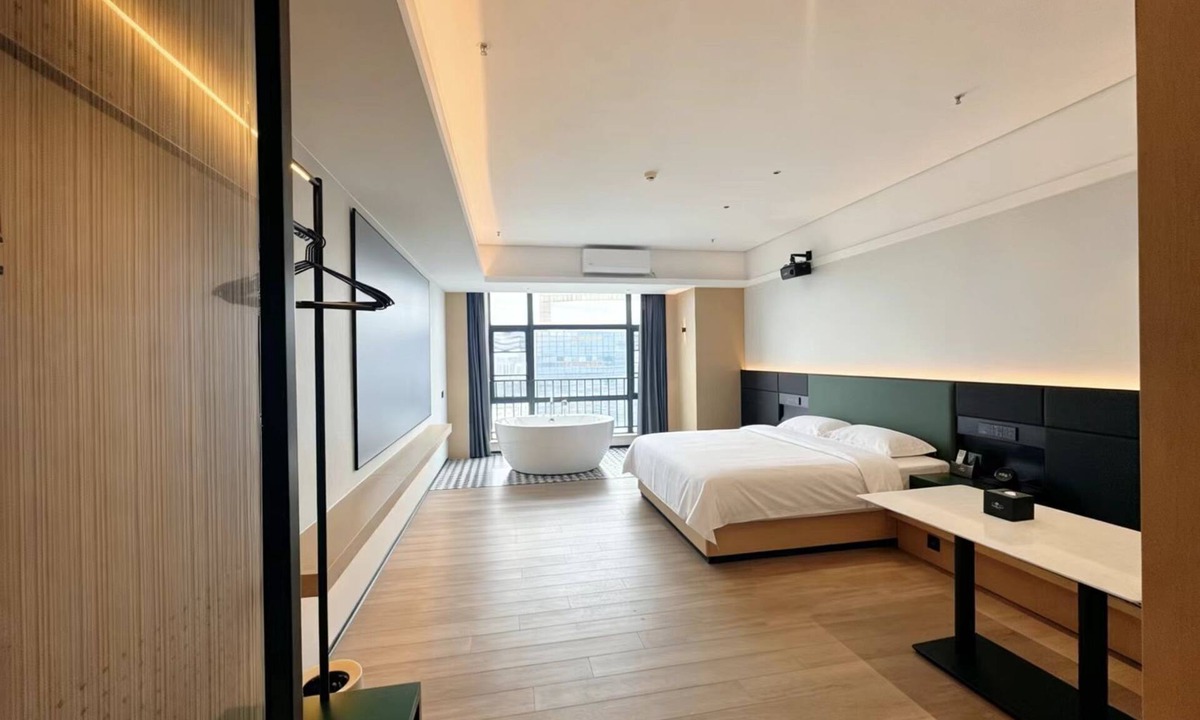 Longhua District Hotel | Baogeli Landmark Sky Hotel