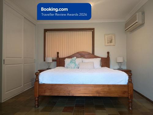 Baulkham Hills House | Baulkham Hills Deluxe King Room with Ensuite, Private Access & Air Con