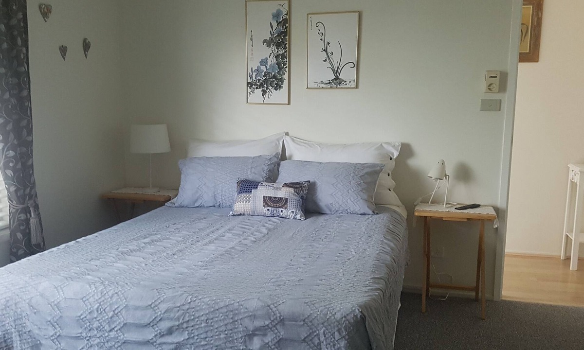 Corlette Bed & Breakfast | BEACH GETAWAY FOR A COUPLE, LINEN SUPPLIED