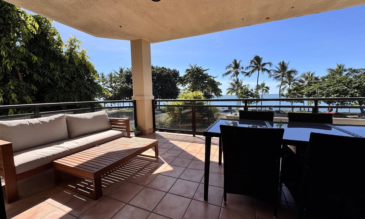 North Ward Apartment | Beachfront Strand Apartment with Parking - Beachfront Strand Apartment with Parking