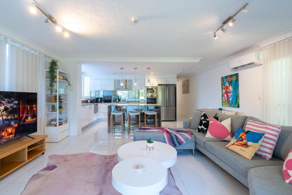 Burleigh Heads Apartment | Beachside Garden 2 bed 2 bath w Courtyard, Pool, Gym, Steps to Sand & Burleigh Pavilion