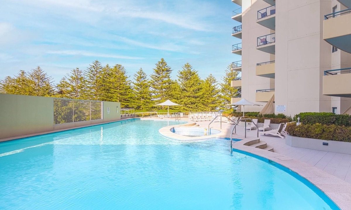 Cronulla Apartment | Beachside Studio with Pool and Gym Access