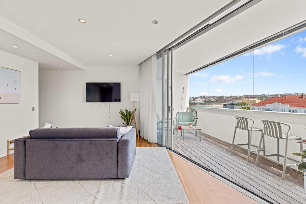 North Bondi Apartment | Beachview 2BR with Balcony and Parking