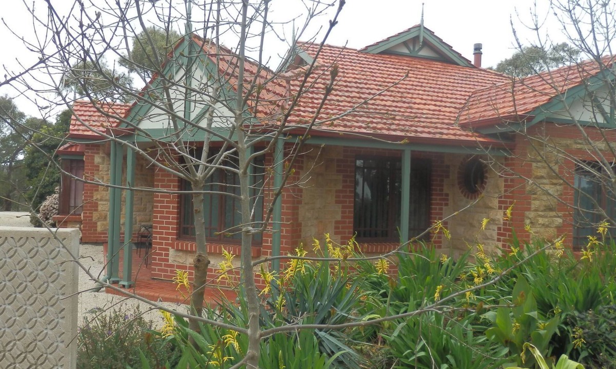 Spring Gully Bed & Breakfast | Beautiful setting, on 100 acres. Sleeps 10 people. Beautiful views.