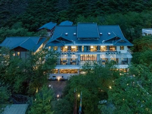 Jiuzhaigou Cabin | Between Trees and Streams