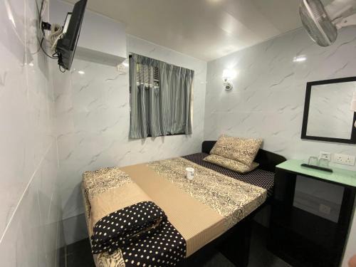 Tsim Sha Tsui House | BOHOL HOSTEL Dhillon Hotels HK Block D 24 HOUR RECEPTION 10th floor Block D CHUNGKING MANSION
