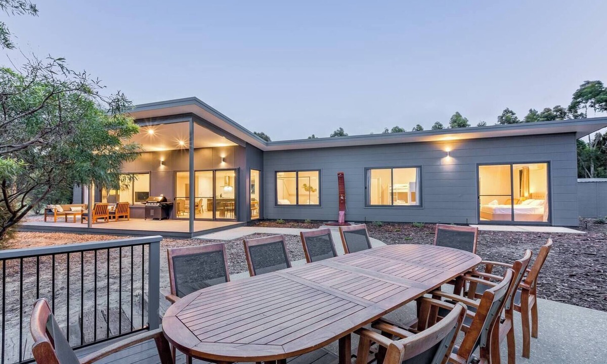 Wilyabrup House | Bonnie Lakeside Relaxation surrounded by Wineries