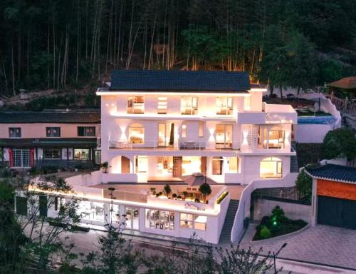 Chaqiyu Resort | Book NOW & Chat, Wake in Mountain,Free Shuttle,Aside National Park, Combo Stay in Tianmen city center, English Speaking Assistant