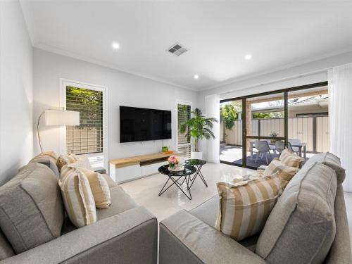 East Victoria Park House | Brand new Spacious & Stylish Stay in Vic Park