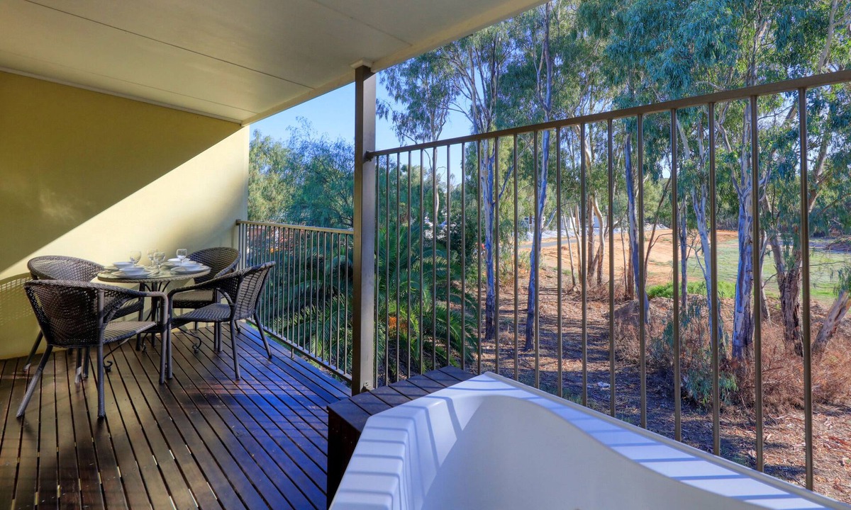 Moama Hotel | Bridges on Meninya Motel & Apartments