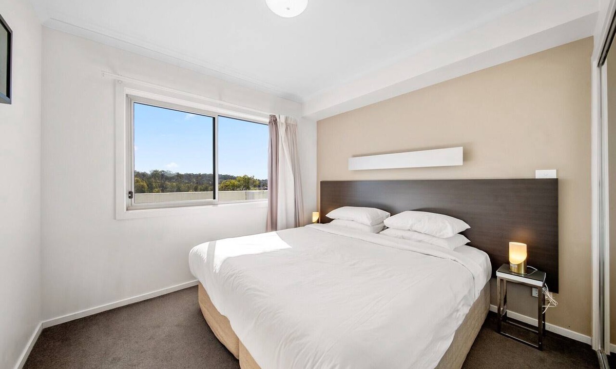 Greenway Apartment | Bright 1-Bed Apartment with Balcony