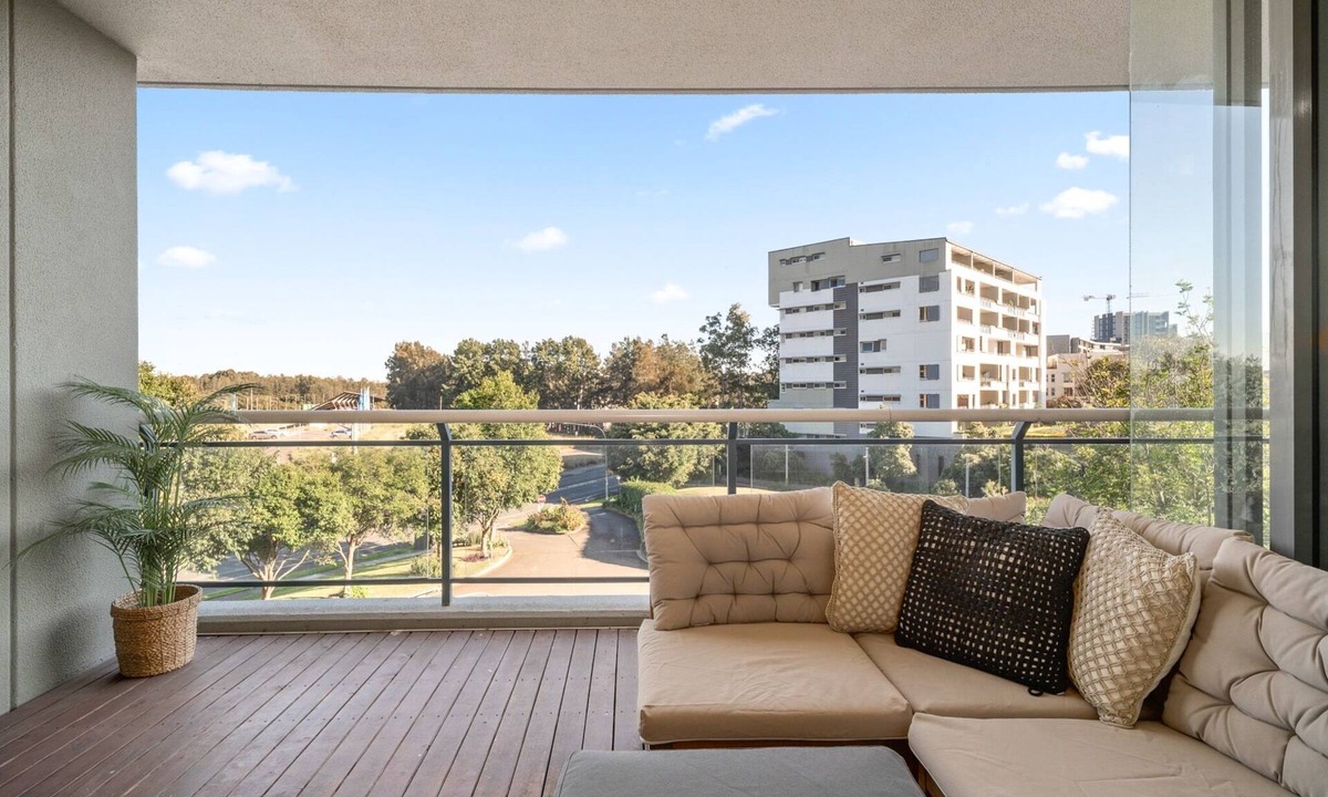 Wentworth Point Apartment | Bright 2-Bed Apartment Near Wentworth Point Sights