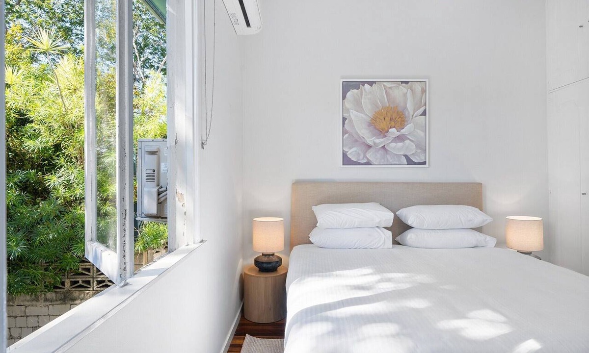 Ashgrove Apartment | Bright 3-Bed with Garden by Banks Street Reserve