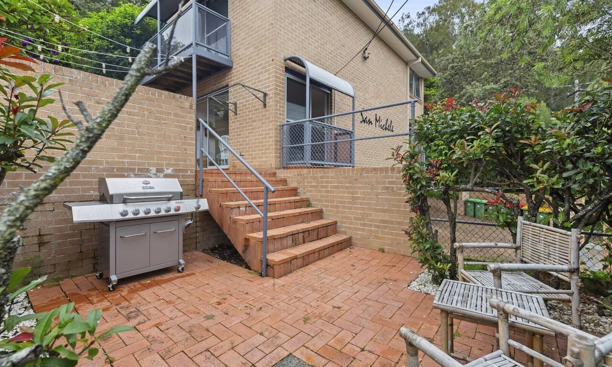 Avoca Beach Apartment | Bright Coastal Townhouse with BBQ & Courtyard