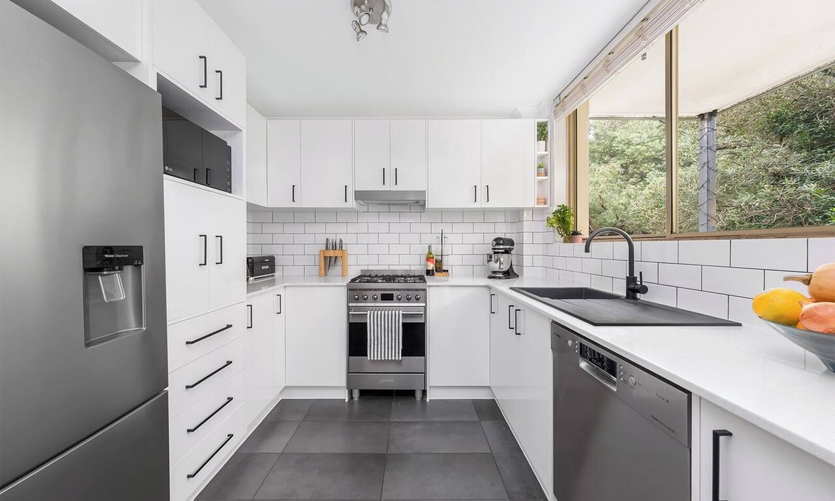 Bellevue Hill Apartment | Bright modern 2BR apartment with garden outlook