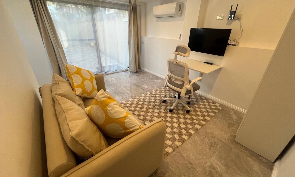 Brighton Apartment | Brighton Guest Suite – Walk to Bay St, Train, Sky Bus and Beach. Free Parking!